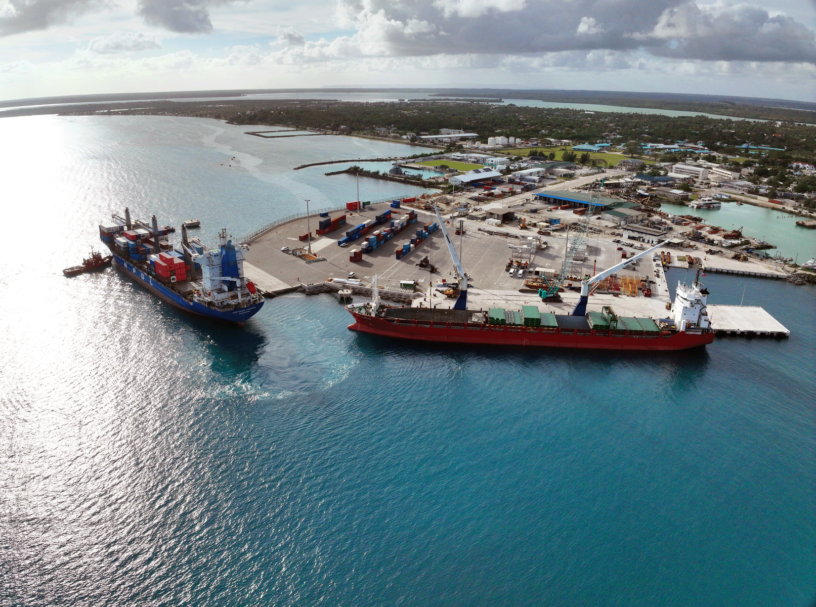 QS two ships docking Oct 25 2 sat