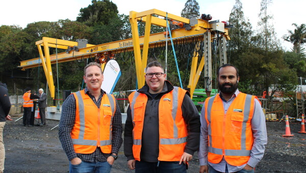 Te Whau Pathway – Te Kōwhai Nui Custom Gantry