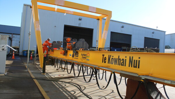 Te Whau Pathway – Te Kōwhai Nui Custom Gantry